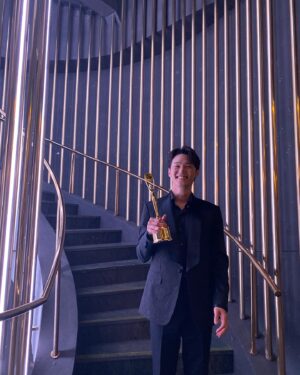Lee Hak-ju Instagram - 즐겁고 감사했던 
제1회 청룡시리즈어워즈 
앞으로 더 열심히 하겠습니다..
(--)(__) 꾸벅
#wavve #이렇게된이상청와대로간다 #이상청
