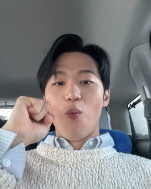 Lee Hak-ju Instagram - 오늘 두시부터 
sbs파워fm 107.7MHz
두시탈출 컬투쇼 
많이 관심가져주시고
네시에 Disney 에서 공개되는 형사록! 많은 시청 부탁드립니다
(--)(__)꾸벅