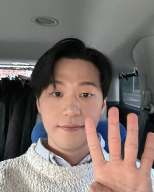 Lee Hak-ju Instagram - 오늘 두시부터 
sbs파워fm 107.7MHz
두시탈출 컬투쇼 
많이 관심가져주시고
네시에 Disney 에서 공개되는 형사록! 많은 시청 부탁드립니다
(--)(__)꾸벅