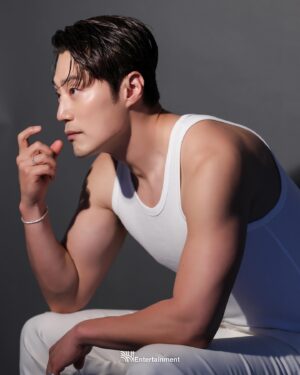 Lee Hee-jun Instagram - #핸섬가이즈  #bhent_official #specialized  #박선용스타일리스트  #GQ  핸섬한 화보