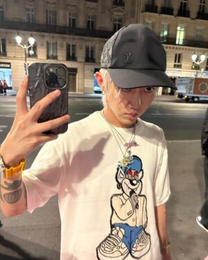 Lee Hwi-min Instagram - Back 2 album mode🖖🏼