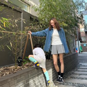 Lee Hye-jung Instagram - 로시언니 플리마켓 다녀왔는데 
오랜만에 동주언니도 만나구 
제인이두 만나구 
영희언닌 말해모해🧡
근데 나 사진한장만 아들??😆
그래 그나마 얼굴 안가려줘서 고마워 🙈🧡
해서의 꿀떨어지는 그눈빛 잊지못해😍
음청 형아가 된것같은 아들 🥹
다컸네 
오늘도 행복했어 🙌🏻🫶🏻