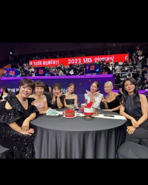 Lee Hye-jung Instagram - 올해가 어떻게 지나갔는지 곰곰히 생각해보니.. 

그랬구나 
고생했구나 
고생안한사람이 어디있겠냐만은

그래도 잘살았다고 칭찬해주고 싶은 한해.. 
완벽한 삶이 어딨겠어 
잘하고있어 🧡 
그리고 즐거웠고 행복했다🧡
마지막날을 아름답게 마무리할수있게 해주셔서 
감사합니다 🙏🏻

새해복많이받으세여

#계속성장하는이혜정
#다같이성장하쟈🧡
#골때녀덕분에많이행복하고많이배웁니다
#새해복많이받으세요
#자기애강한이혜정🙄

#뒤늦은피드
상받은분들 축하드리구🥰
하감독님 
인스타개설축하드리옵니당🥰

@seokjoopapa