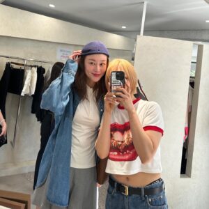 Lee Hye-jung Instagram - 로시언니 플리마켓 다녀왔는데 
오랜만에 동주언니도 만나구 
제인이두 만나구 
영희언닌 말해모해🧡
근데 나 사진한장만 아들??😆
그래 그나마 얼굴 안가려줘서 고마워 🙈🧡
해서의 꿀떨어지는 그눈빛 잊지못해😍
음청 형아가 된것같은 아들 🥹
다컸네 
오늘도 행복했어 🙌🏻🫶🏻