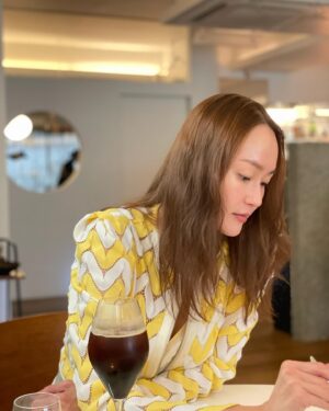 Lee Hye-jung Instagram - 장미빛인생🌹

고마워 금숙언니🫶🏻🧡

바빠진 동생스케줄에 맞춰 생일도 챙겨주규 
오늘 점심 난 파리에 다녀왔다🧡