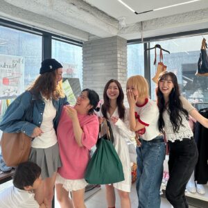 Lee Hye-jung Instagram - 로시언니 플리마켓 다녀왔는데 
오랜만에 동주언니도 만나구 
제인이두 만나구 
영희언닌 말해모해🧡
근데 나 사진한장만 아들??😆
그래 그나마 얼굴 안가려줘서 고마워 🙈🧡
해서의 꿀떨어지는 그눈빛 잊지못해😍
음청 형아가 된것같은 아들 🥹
다컸네 
오늘도 행복했어 🙌🏻🫶🏻