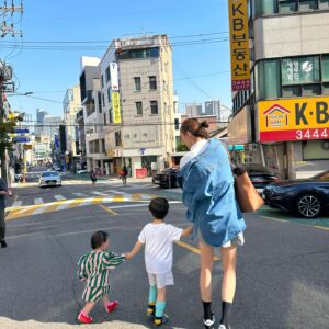Lee Hye-jung Instagram - 로시언니 플리마켓 다녀왔는데 
오랜만에 동주언니도 만나구 
제인이두 만나구 
영희언닌 말해모해🧡
근데 나 사진한장만 아들??😆
그래 그나마 얼굴 안가려줘서 고마워 🙈🧡
해서의 꿀떨어지는 그눈빛 잊지못해😍
음청 형아가 된것같은 아들 🥹
다컸네 
오늘도 행복했어 🙌🏻🫶🏻