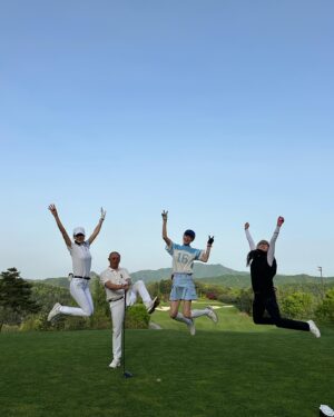 Lee Hye-jung Instagram - 더워지기전에 잘다녀왔당🧡
나 이제 또 스윙 바꿔여 ..😳🤣
안맞을예정 
잠시 축구하고오겠습니다 🙌🏻🧡

남편이랑 골프치면 .. 
웃어도 안됌 ..🙄
🤣🤣🤣