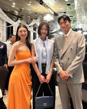 Lee Hyun-yi Instagram - 우리 구척 막내 진경이 시집가는날
버진로드에 잔디 깔아버린 신부…⚽️
세상에서 제일 예쁘고 사랑스러웠던 진경이
그리고 누구보다 멋있었던 신랑 승규
잘 살아!! 행복해야돼!!🥹💗