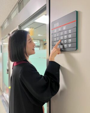 Lee Hyun-yi Instagram - 어쩌다 검사 🫢
놀라지마세요 
검찰유튜브 #검찰나우 출연하면서 
일일 명예검사로 임명받았습니다~😆
#가상자산범죄합동수사단 많은 관심 부탁드려요!
유튜브 #검찰나우 검색 고고!
