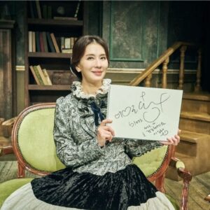 Lee Il-hwa Instagram - 슈만 마지막 공연날 
한순간도 흐트러짐없는 
무대위에서의
클라라이길...
간절히...🙏

#슈만 #막공 
#오늘도 #전석매진 
#감사합니다
#사진 #고마워요