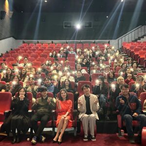 Lee Il-hwa Instagram - 잊혀진익숙함🪻

짧은기간 이었지만 그 어떤 작품보다 집중 할수밖에 없었던 소중한 작품 오래오래 기억되어질 잊혀진익숙함...
따뜻한 사람들 다시 좋은작품으로 만날수있길...

#단편영화 #따뜻한작품 
#신해섭감독 #추경엽촬영감독 
#전수지배우 #김진복배우