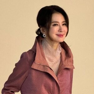 Lee Il-hwa Instagram - 윤순영패션 
.
.
.
마지막 한벌까지 집중해준 울스텝들 
많이 고마워 나도 더 열심히 할께요👗

#2024년 S/S
#카달로그 
#촬영