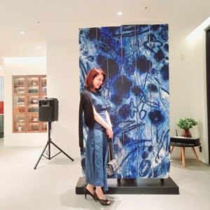 Lee Il-hwa Instagram - CASA de a.tempo cucine 
1층 입구에 전시된
동양화백 김선형 작품으로
블루정원 시리즈중
오래된 대문에 직접 페인팅한 
독특한 작품이다.
아템포 키친의 분위기를 더욱 고급스럽게 연출하고 있다.

#멋진가구 
#오픈축하 
#멋진인생 
#오래된우정 
#멋진요리 
#경품당첨 
#바꾸고싶은주방 
#갖고싶은가구들
#독일명품수입주방가구
#알밀모 #allmilmö
