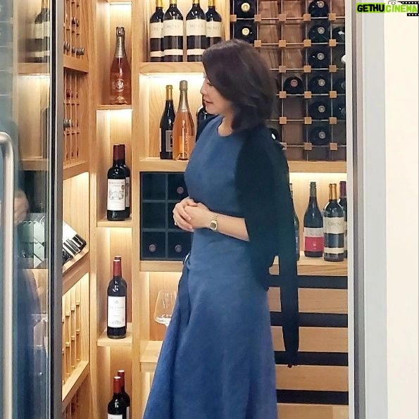 Lee Il-hwa - 1.8K Likes - CASA de a.tempo cucine
1층 입구에 전시된
동양화백 김선형 작품으로
블루정원 시리즈중
오래된 대문에 직접 페인팅한
독특한 작품이다.
아템포 키친의 분위기를 더욱 고급스럽게 연출하고 있다.
#멋진가구
#오픈축하
#멋진인생
#오래된우정
#멋진요리
#경품당첨
#바꾸고싶은주방
#갖고싶은가구들
#독일명품수입주방가구
#알밀모 #allmilmö