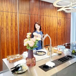 Lee Il-hwa Instagram - CASA de a.tempo cucine 
1층 입구에 전시된
동양화백 김선형 작품으로
블루정원 시리즈중
오래된 대문에 직접 페인팅한 
독특한 작품이다.
아템포 키친의 분위기를 더욱 고급스럽게 연출하고 있다.

#멋진가구 
#오픈축하 
#멋진인생 
#오래된우정 
#멋진요리 
#경품당첨 
#바꾸고싶은주방 
#갖고싶은가구들
#독일명품수입주방가구
#알밀모 #allmilmö