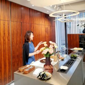 Lee Il-hwa Instagram - CASA de a.tempo cucine 
1층 입구에 전시된
동양화백 김선형 작품으로
블루정원 시리즈중
오래된 대문에 직접 페인팅한 
독특한 작품이다.
아템포 키친의 분위기를 더욱 고급스럽게 연출하고 있다.

#멋진가구 
#오픈축하 
#멋진인생 
#오래된우정 
#멋진요리 
#경품당첨 
#바꾸고싶은주방 
#갖고싶은가구들
#독일명품수입주방가구
#알밀모 #allmilmö