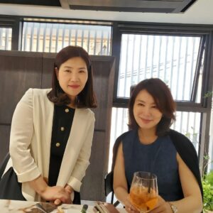 Lee Il-hwa Instagram - CASA de a.tempo cucine 
1층 입구에 전시된
동양화백 김선형 작품으로
블루정원 시리즈중
오래된 대문에 직접 페인팅한 
독특한 작품이다.
아템포 키친의 분위기를 더욱 고급스럽게 연출하고 있다.

#멋진가구 
#오픈축하 
#멋진인생 
#오래된우정 
#멋진요리 
#경품당첨 
#바꾸고싶은주방 
#갖고싶은가구들
#독일명품수입주방가구
#알밀모 #allmilmö
