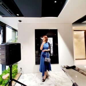 Lee Il-hwa Instagram - CASA de a.tempo cucine 
1층 입구에 전시된
동양화백 김선형 작품으로
블루정원 시리즈중
오래된 대문에 직접 페인팅한 
독특한 작품이다.
아템포 키친의 분위기를 더욱 고급스럽게 연출하고 있다.

#멋진가구 
#오픈축하 
#멋진인생 
#오래된우정 
#멋진요리 
#경품당첨 
#바꾸고싶은주방 
#갖고싶은가구들
#독일명품수입주방가구
#알밀모 #allmilmö