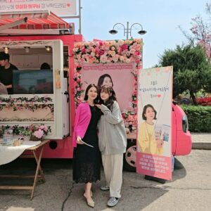 Lee Il-hwa Instagram - 지구촌나눔운동에서 커피차를 보내주셨어요 감사합니다 남은 촬영도 힘 낼께요🥰

#지구촌나눔운동
#써프라이즈 #커피차서포트 
#감동 #나눔의기쁨 #함께 #누려요 
#미녀와순정남 #촬영 #kbs별관