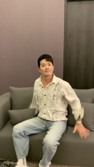 Lee Jeong-hoon Instagram - Ini nih kebiasaan @moa_aeim setiap kali @leejeonghoon mau duduk ada aja kali ini minta di ambilin @thalasa.snack 😅😅🍠🍠🍠❤️❤️❤️

🍠 Dari 𝗧𝗔𝗟𝗔𝗦 𝗔𝗦𝗟𝗜, 𝗕𝗔𝗡𝗬𝗔𝗞 𝗦𝗘𝗥𝗔𝗧, 𝗚𝗔𝗞 𝗕𝗜𝗞𝗜𝗡 𝗚𝗘𝗠𝗨𝗞
🍠 𝗟𝗘𝗭𝗔𝗧 𝗦𝗘𝗛𝗔𝗧 𝗕𝗘𝗥𝗚𝗜𝗭𝗜 mengandung vitamin A,B,C,E  Protein, Antioksidan dan Rendah Lemak 💃

✨Thalasa Jagung Bakar
Buy 1 Get 1✨
hanya di @alfamart

#thalasasnack
#snacksehat
#keripiktalas
#maknyos
#sehatosss🎉🎉