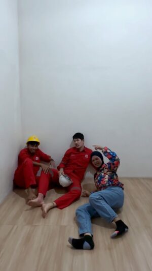Lee Jeong-hoon Instagram - ✨ pagi pagi makan kelapa✨
✨ rasa nya enak bikin tertawa✨
✨ berjumpa lagi bersama kita bertiga✨
✨ di acara yang paling istimewa ✨ ✨✨✨@bedahrumahlagi.mnctv ✨✨