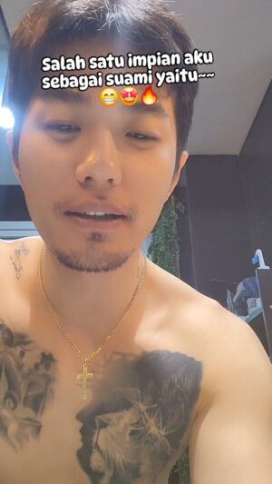 Lee Jeong-hoon Instagram - Seorang suami jauh lebih happy dari pada waktu single ❤️
Seorang suami jauh lebih ga sepih dari pada waktu single
Banyak cowok pingin balik saat kita masih single agar kita bisa bebas dan bergaul sama siapa aja....
Seorang suami kadang banyak protes dan melakukan kesalahan... TAPI..... ingat baik baik....tanpa istri kita yang setia & support pada kita kita tidak akan bisa kuat dan bertahan hidup ini ...
semoga suami2 diluar sana bisa nikmati waktu bersama istri tercinta dan jangan coba coba khianati pasangan kita 🙏🙏🙏
Seberap bahagia pernikahan kita??