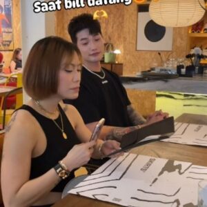 Lee Jeong-hoon Instagram - Punya istri kaya gini gmn ga happy ??
Gmn ga sayang?? ❤️❤️🤩🤩🫰
Habis makan di resto, bill datang lsg cepat2 dia reaksi nih~~
Lolololololoooo tiba tiba ..... 🙄🙄😑😑🙄😑
Yang penting istri happy dan awet muda with @letmiin.id 🔥🫰❤️

Mau punya istri yang super baik kaya gini??