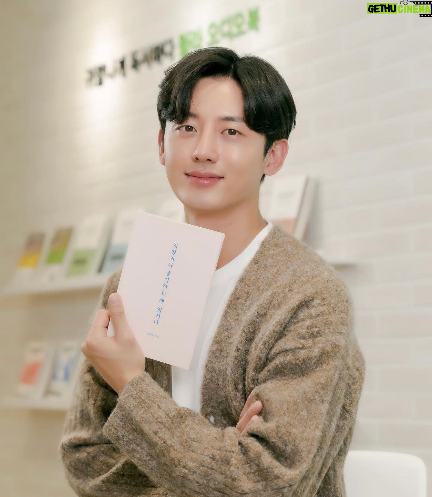Lee Ji-hoon - 15.3K Likes - #윌라오디오북 #글배우 작가님 의 위안 받는 좋은글을 낭독했어요 쓱 들어봐주세요💕