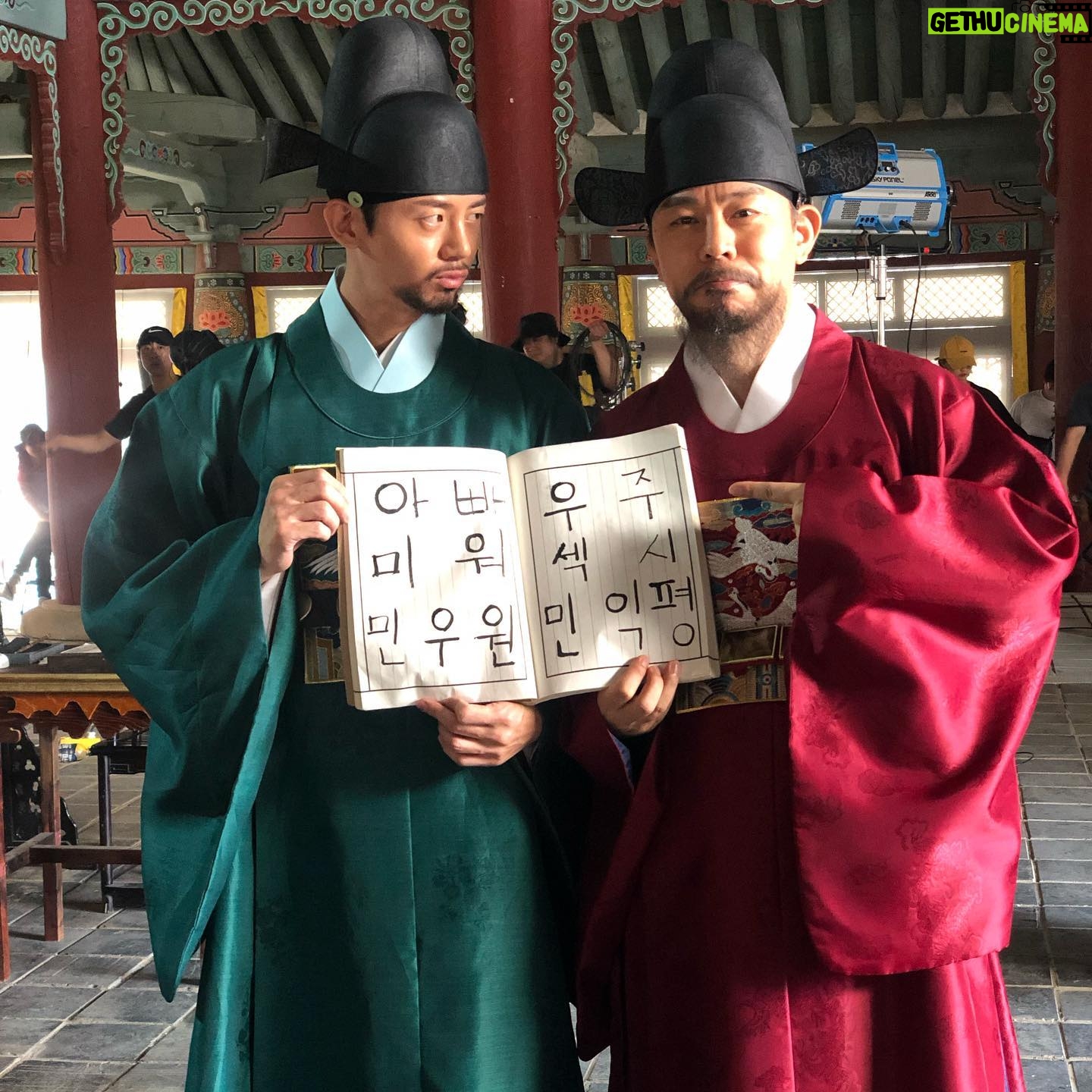 Lee Ji-hoon - 18.2K Likes - 고생하는 우리 예문관 우주미녀 구해령 리더 양시행형님,아부지 , 조선섹시왕형님 , 그리고 늘 이쁘게 멋지게 찍어주시는 카메라 팀 그리고 헤드샷을 땡겨도 맞아주는 리액션도 해주는 예림아 즐거운 추석 보내!!^^ 여러분들도 즐겁고 행복한 추석보내세요!!👏🏻👏🏻