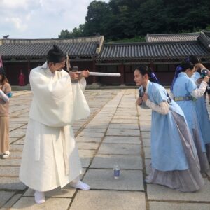 Lee Ji-hoon Instagram - 고생하는 우리 예문관 우주미녀 구해령 리더 양시행형님,아부지 , 조선섹시왕형님 , 그리고 늘 이쁘게 멋지게 찍어주시는 카메라 팀 그리고 헤드샷을 땡겨도 맞아주는 리액션도 해주는 예림아 즐거운 추석 보내!!^^ 여러분들도 즐겁고 행복한 추석보내세요!!👏🏻👏🏻