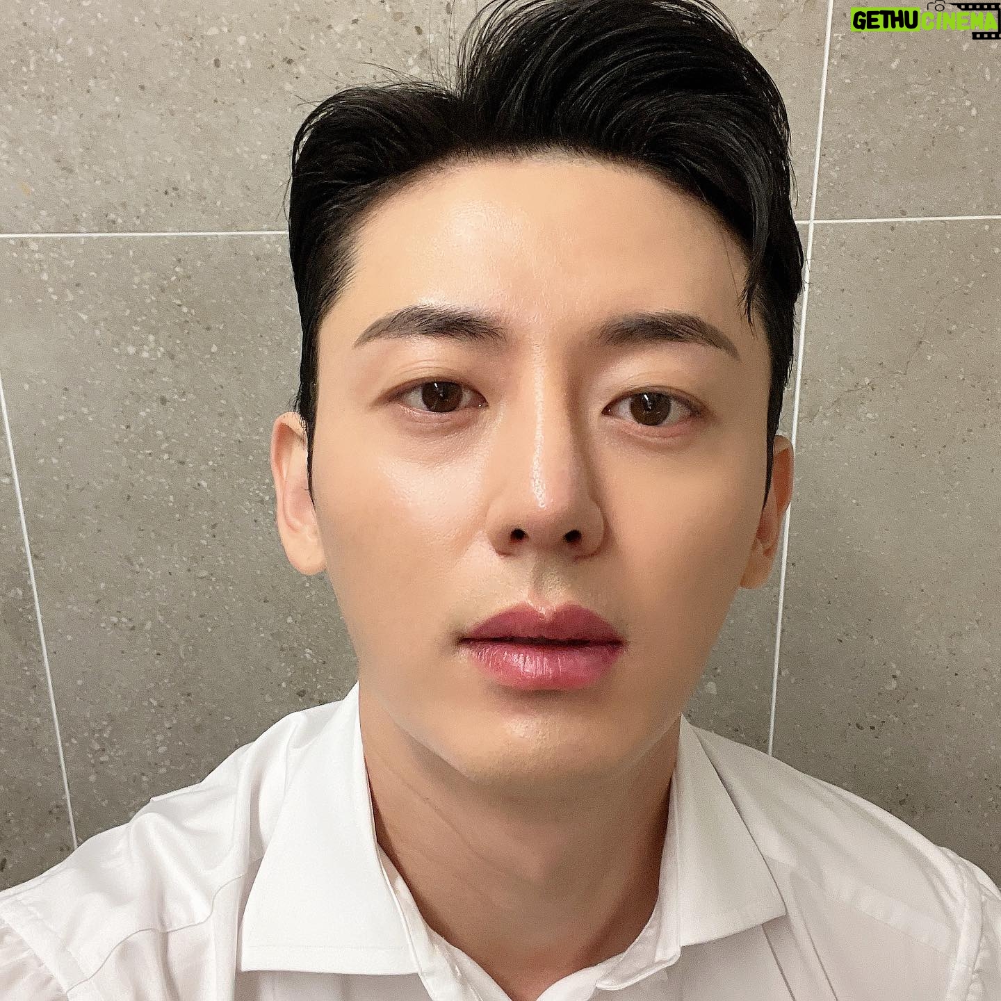 Lee Ji-hoon - 14.1K Likes - 곧 지워질 셀고의 사진🕴🏻좋은 주말 보내요!!💙