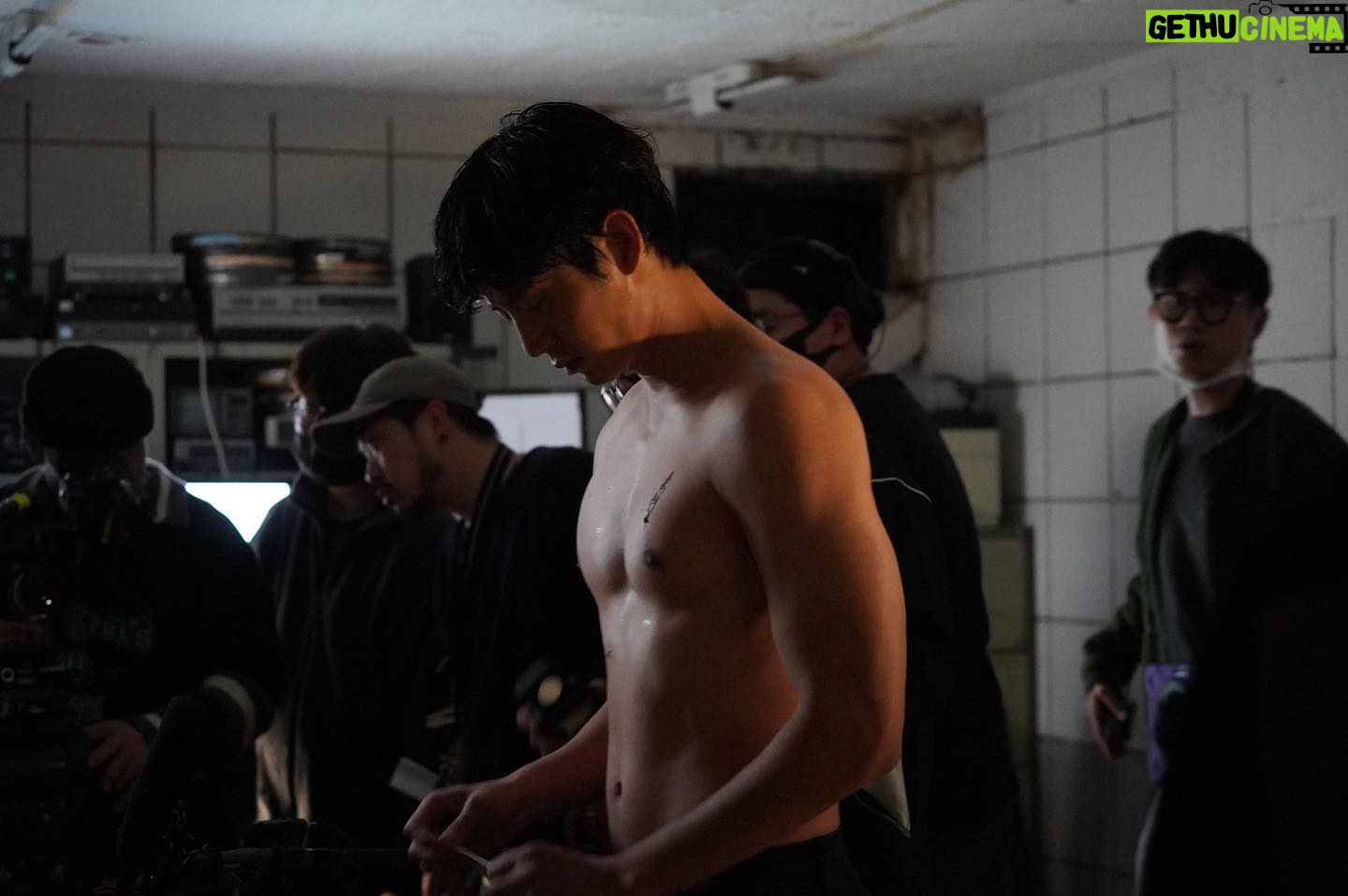 Lee Ji-hoon - 9.7K Likes - #크랭크업 부족한 저에게 많은걸 깨닫게해주신 sabu감독님 진심으로 감사드려요!그리고 모든스텝분들 제작사대표님 그리고 식구들 동료배우분들 께도 감사드려요!ㅎ 모두모두 고생하셨습니다!! coming soon! #underyourbed