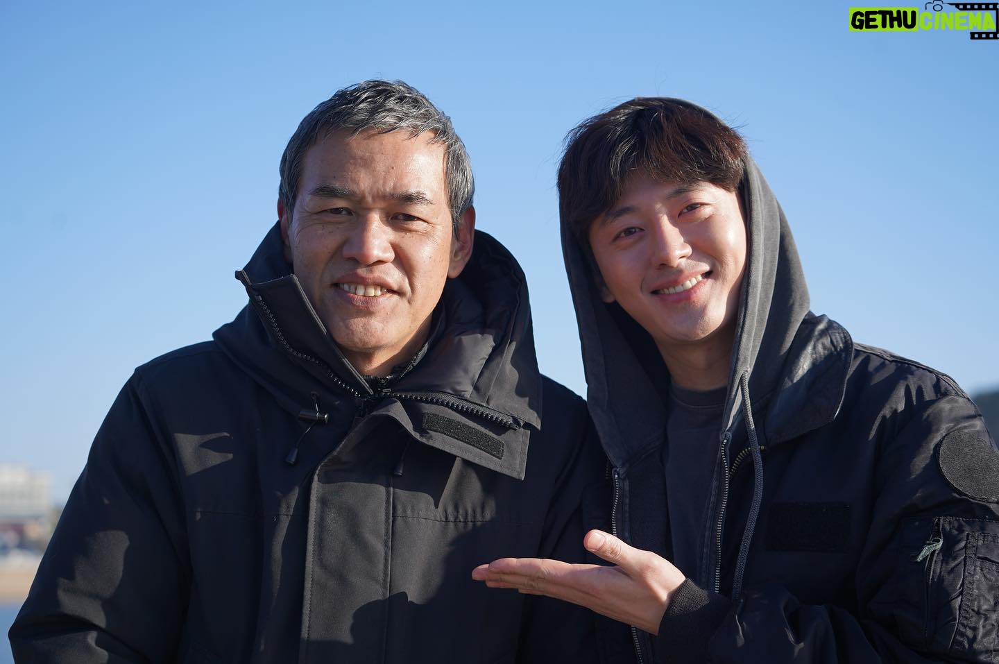 Lee Ji-hoon - 9.7K Likes - #크랭크업 부족한 저에게 많은걸 깨닫게해주신 sabu감독님 진심으로 감사드려요!그리고 모든스텝분들 제작사대표님 그리고 식구들 동료배우분들 께도 감사드려요!ㅎ 모두모두 고생하셨습니다!! coming soon! #underyourbed