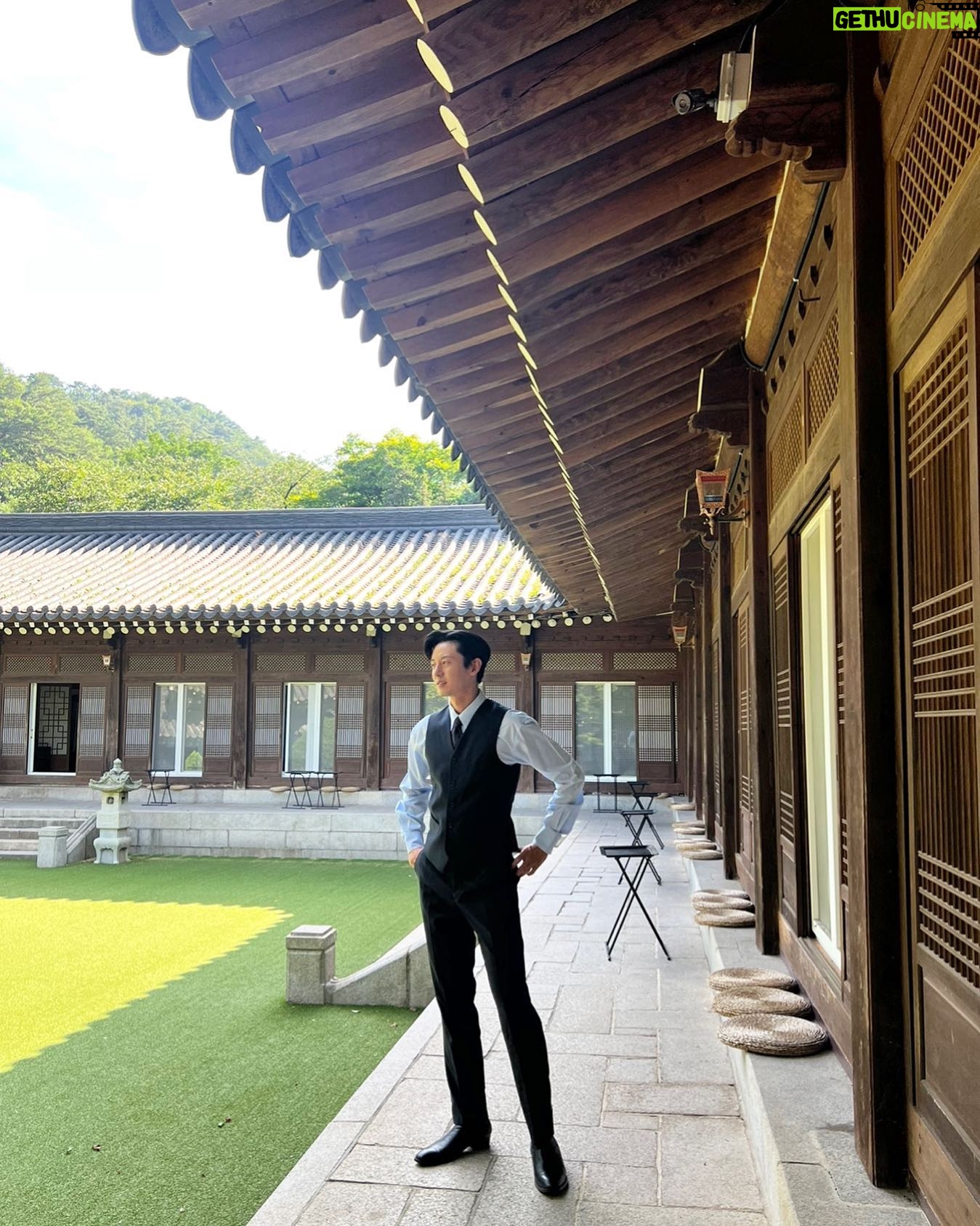 Lee Ji-hoon - 10.1K Likes - 좋은데 더운데?🕴🏻