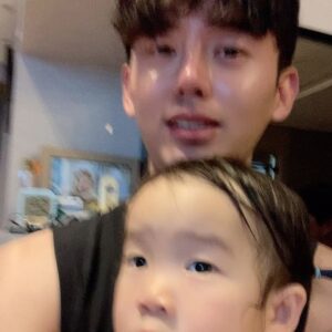 Lee Ji-hoon Instagram - 은유4살 💃🏻삼촌34살🕴🏻 제 일상을  인생의 좋은추억으로 남겨주신 나혼자 산다 모든스탭분들 께 감사드리고 또 좋은마음으로 뭐 없는 제 일상에 너무많이 응원해주시고 사랑해주셔서 모든분들께 진심으로 감사드려요 💕 앞으로도 누가 뭐래도 그저 열심히 살겠습니당💪🏻