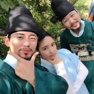 Lee Ji-hoon Instagram - 고생하는 우리 예문관 우주미녀 구해령 리더 양시행형님,아부지 , 조선섹시왕형님 , 그리고 늘 이쁘게 멋지게 찍어주시는 카메라 팀 그리고 헤드샷을 땡겨도 맞아주는 리액션도 해주는 예림아 즐거운 추석 보내!!^^ 여러분들도 즐겁고 행복한 추석보내세요!!👏🏻👏🏻