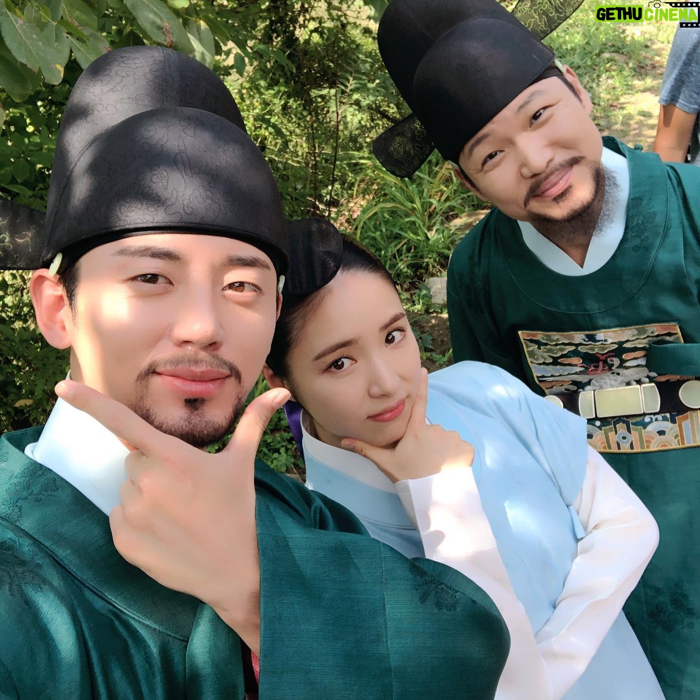 Lee Ji-hoon - 18.2K Likes - 고생하는 우리 예문관 우주미녀 구해령 리더 양시행형님,아부지 , 조선섹시왕형님 , 그리고 늘 이쁘게 멋지게 찍어주시는 카메라 팀 그리고 헤드샷을 땡겨도 맞아주는 리액션도 해주는 예림아 즐거운 추석 보내!!^^ 여러분들도 즐겁고 행복한 추석보내세요!!👏🏻👏🏻