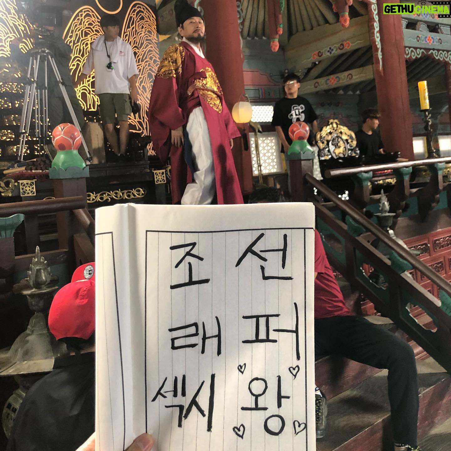 Lee Ji-hoon - 18.2K Likes - 고생하는 우리 예문관 우주미녀 구해령 리더 양시행형님,아부지 , 조선섹시왕형님 , 그리고 늘 이쁘게 멋지게 찍어주시는 카메라 팀 그리고 헤드샷을 땡겨도 맞아주는 리액션도 해주는 예림아 즐거운 추석 보내!!^^ 여러분들도 즐겁고 행복한 추석보내세요!!👏🏻👏🏻