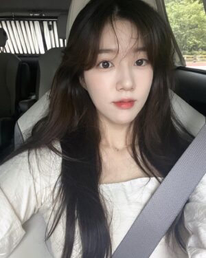 Lee Ji-won Instagram - 오늘 날씨 매우 오락가락⛈