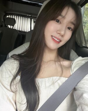 Lee Ji-won Instagram - 오늘 날씨 매우 오락가락⛈