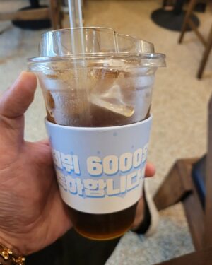Lee Jin-ho Instagram - 저의 데뷔한 날이 벌써 6000일이 
되었다고 하네요 저도 모르고 있었는데 이렇게 챙겨주시는
팬분들 감사합니다 ㅠㅠ👍👍
기념카페도 가봤어요 너무나 정성스럽게 준비해주신 분들 너무나 감사드립니다.
도시락이랑 떡이랑 잘나눠 먹을게요😆👍👍👍

(기념카페는 상암동 이오월카페에서 요번주까지 운영된다고 합니다)
※상암동에 계신분들 한번씩 가보세여 제 지인분들도 함 가보셔요 ※