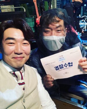 Lee Jong-hyuk Instagram - #경찰수업 낚시터에서…진짜 모기떼 사이에서 촬영..스탭 팔 물건 모기 잡아주다 피묻음..유관모pd님 거의 양봉수준 ㅜㅜ (홍보정신투철함ㅋ) 그나저나 매미야 좀 자라 ㅠㅠ#모기향#모기기피제#에푸킬라