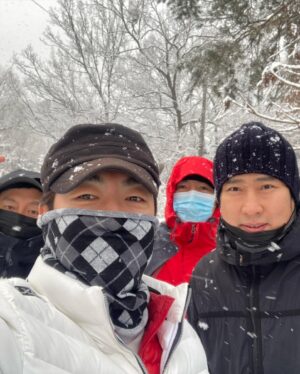 Lee Jong-hyuk Instagram - 일욜산행#심학산 아침에 눈이 내려서 고민하다 고고!! 저질체력 새삼 느꼈지만 오길 잘 했음 마무리는 어죽에 도리뱅뱅 ㅎ #내다리내놔 다들 건강하세요!! 가라 코로나!!