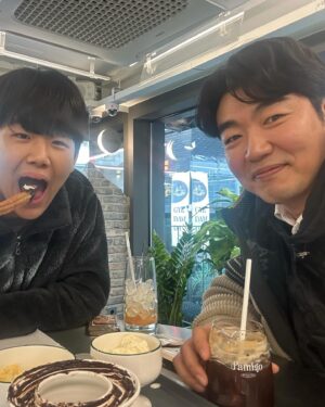 Lee Jong-hyuk Instagram - 연남동 추러스 먹으러 준수랑 ㅋㅋ 성아누나 순재형 대박나셔 #파미고