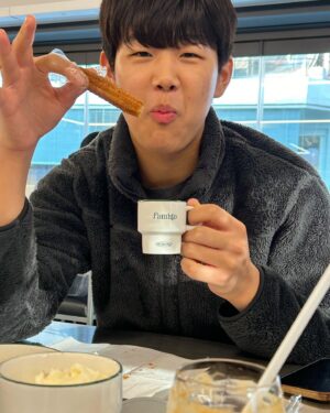 Lee Jong-hyuk Instagram - 연남동 추러스 먹으러 준수랑 ㅋㅋ 성아누나 순재형 대박나셔 #파미고