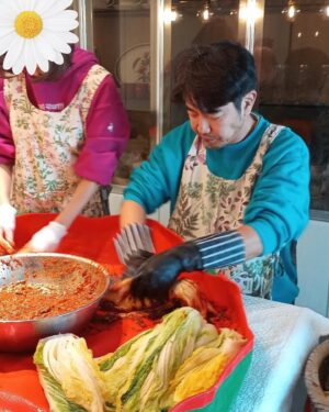 Lee Jong-hyuk Instagram - 울 가족들 먹을 김치 담굼…장모님의 지휘하에 ㅎㅎ 양파 마늘 속껍질 씻어서 말린 정성 감사합니당 ㅎ 와 허리랑 어깨 ㅜㅜ 하지만 마지막 겉절이에 수육은 사랑 ㅎ 아쒸 막걸리를 못샀네 ㅋ