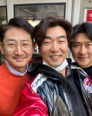 Lee Jong-hyuk Instagram - 좌이병규 우박용택 견장을 얻고 내년에도 응원간다!!올해는 아쉬웠다 윽..#lgtwins 화이팅이다!!