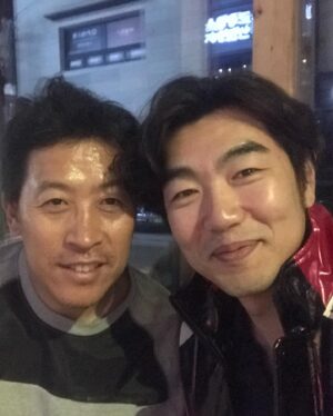 Lee Jong-hyuk Instagram - 좌이병규 우박용택 견장을 얻고 내년에도 응원간다!!올해는 아쉬웠다 윽..#lgtwins 화이팅이다!!