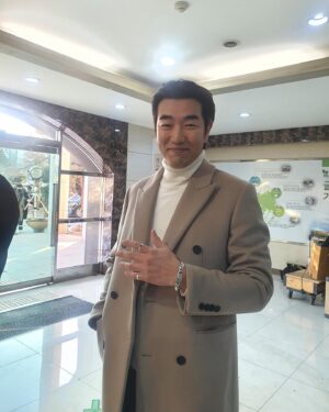 Lee Jong-hyuk Instagram - 아씨 사진찍을때 좀 가라고!! Sbs날아라 개천용 특별 출연했어요 ..요번엔 나쁜역할이라 잼났음..18.19.20회에 출연합니다..올빽은 처음..ㅋ#의리#곽정한감독#권상우
